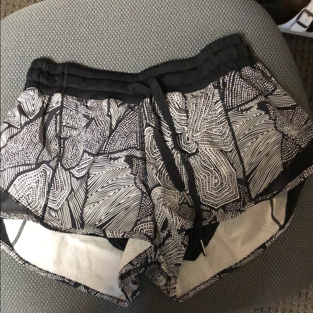 Lululemon hotty hot 2” shorts